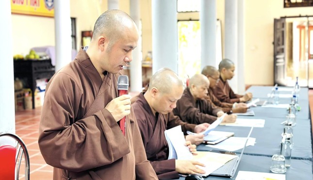 Đại đức Thích Thanh Đông báo cáo công tác Phật sự trong thời gian qua và kế hoạch hoạt động sắp tới