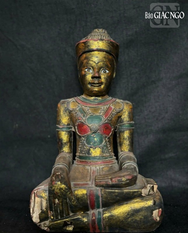 Tượng Phật cổ mang phong cách mỹ thuật Phật giáo Khmer, có niên đại khoảng thế kỷ XVII-XVIII