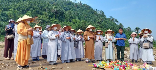 Chư Tăng Ni cùng các thành viên của đoàn thắp hương cầu nguyện hương linh đồng bào tại làng Nủ không may bị thiệt mạng trong bão lũ Chư Tăng Ni cùng các thành viên của đoàn thắp hương cầu nguyện hương linh đồng bào tại làng Nủ không may bị thiệt mạng trong bão lũ