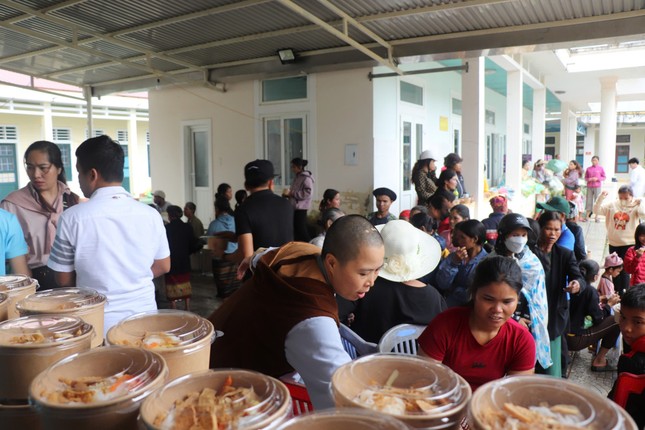 Sư cô Thích nữ Hiền Thiện chuẩn bị các phần cơm để phát cho bà con đến khám bệnh Sư cô Thích nữ Hiền Thiện chuẩn bị các phần cơm để phát cho bà con đến khám bệnh