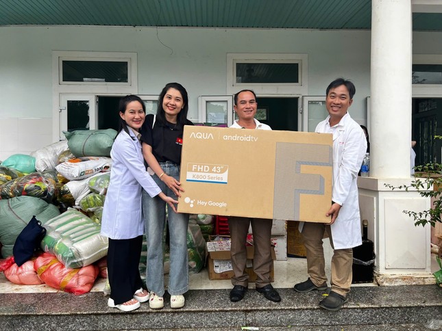 Trao tặng ti vi tại điểm trường tiểu học Trao tặng ti vi tại điểm trường tiểu học