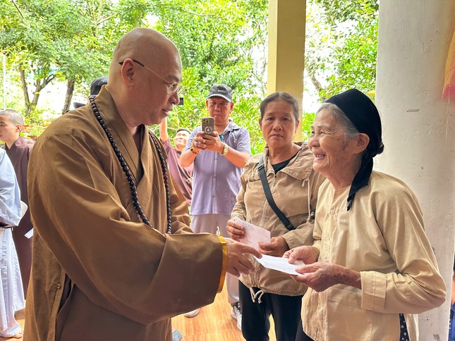 Hoan hỷ đón nhận phần tịnh tài từ chư tôn đức
