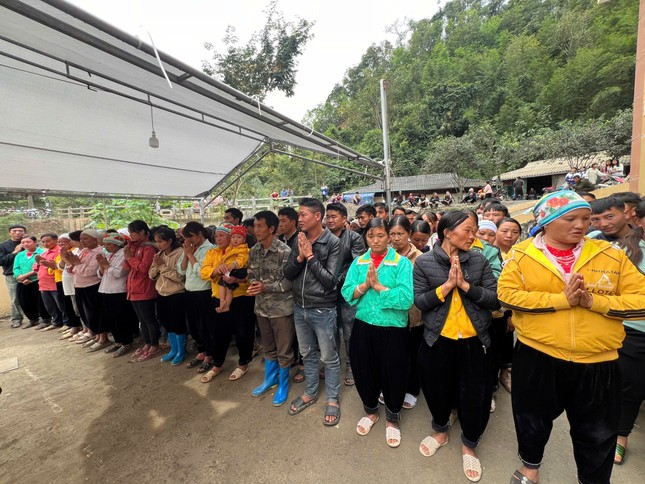 Người dân H.Nguyên Bình đến nhận quà