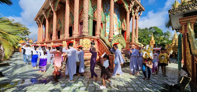 Phật tử nhiễu y quanh chánh điện Phật tử nhiễu y quanh chánh điện