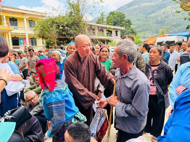 Thượng tọa Thích Thiện Thuận động viên bà con vượt qua khó khăn Thượng tọa Thích Thiện Thuận động viên bà con vượt qua khó khăn