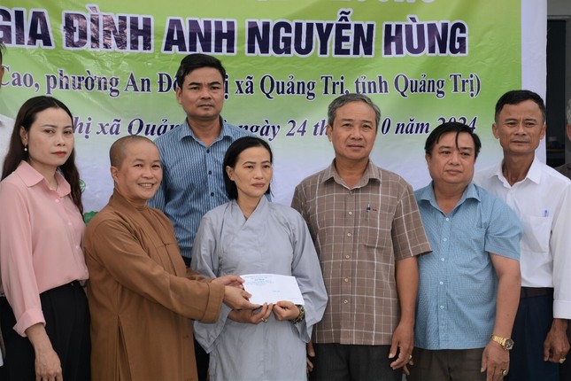 Sư cô Thích nữ Tuệ Định trao tịnh tài hỗ trợ đến gia đình anh Nguyễn Hùng