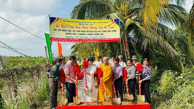 Hòa thượng Thích Trí Minh cùng chính quyền địa phương khởi công xây dựng đường đal bê-tông tại ấp Ngọc Hồ, X.Tam Ngãi, H.Cầu Kè, tỉnh Trà Vinh Hòa thượng Thích Trí Minh cùng chính quyền địa phương khởi công xây dựng đường đal bê-tông tại ấp Ngọc Hồ, X.Tam Ngãi, H.Cầu Kè, tỉnh Trà Vinh