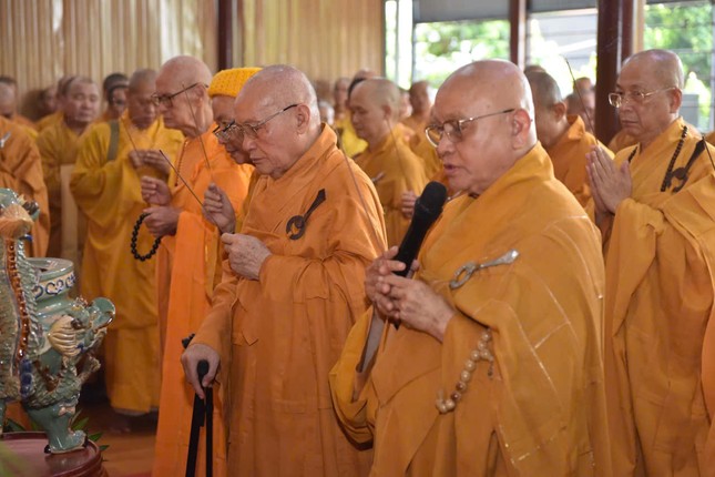 Chư tôn giáo phẩm niêm hương bạch Phật Chư tôn giáo phẩm niêm hương bạch Phật