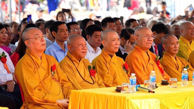 Chư tôn đức chứng minh buổi lễ Chư tôn đức chứng minh buổi lễ