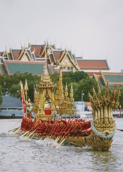 Cỗ thuyền Anantanagaraj với mũi thuyền chạm hình rắn Naga 7 - Ảnh: Let's Go: Thailand Cỗ thuyền Anantanagaraj với mũi thuyền chạm hình rắn Naga 7 - Ảnh: Let's Go: Thailand