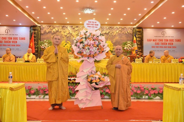 Ban Trị sự GHPGVN tỉnh Lào Cai tặng hoa chúc mừng Ban Trị sự GHPGVN tỉnh Lào Cai tặng hoa chúc mừng