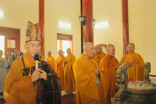 Chư tôn đức thắp hương tưởng niệm