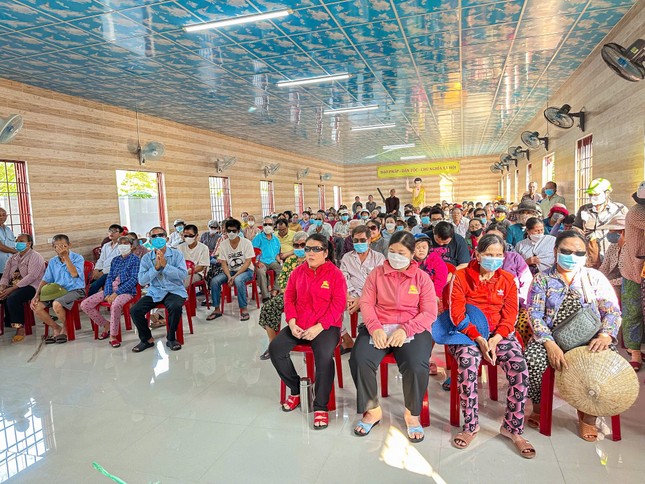 Bà con khiếm thị, nạn nhân chất độc màu da cam đến nhận quà tại chùa Liên Hoa