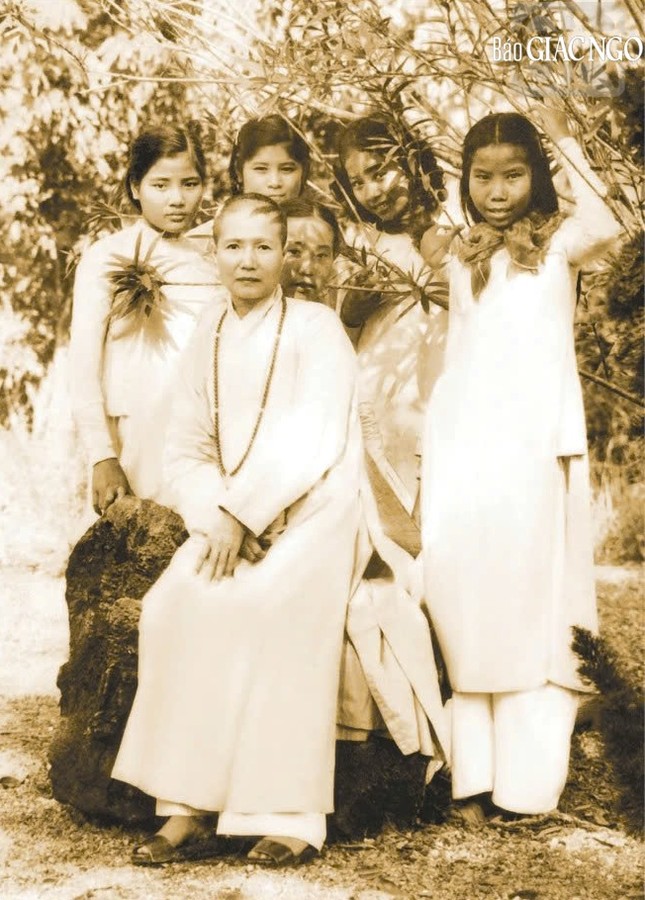 Tiểu thư Hồ Thị Hạnh sau khi xuất gia trở thành Sư bà Diệu Không Tiểu thư Hồ Thị Hạnh sau khi xuất gia trở thành Sư bà Diệu Không