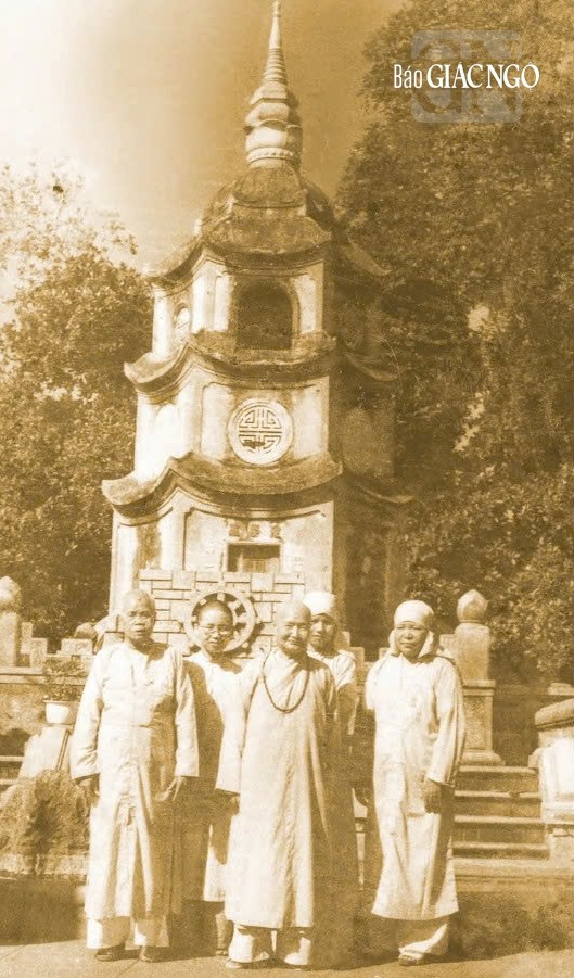 Sư bà Diệu Không cùng chư Ni trước bảo tháp Phổ Đồng (chùa Báo Quốc, Huế) Sư bà Diệu Không cùng chư Ni trước bảo tháp Phổ Đồng (chùa Báo Quốc, Huế)