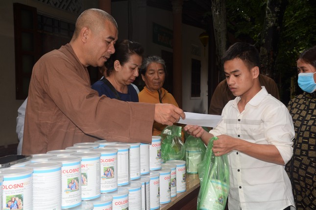 Trao quà đến các nạn nhân nhiễm chất độc da cam