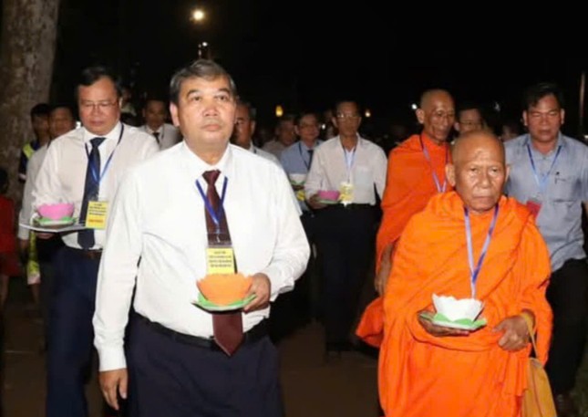 Chư Tăng cùng các đại biểu nhiễu hoa đăng quanh Ao Bà Om Chư Tăng cùng các đại biểu nhiễu hoa đăng quanh Ao Bà Om
