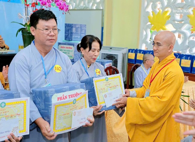 Thượng tọa Thích Thiện Quý trao phần thưởng đến các Phật tử đạt giải cao Thượng tọa Thích Thiện Quý trao phần thưởng đến các Phật tử đạt giải cao