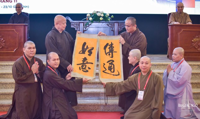 Hòa thượng Thích Lệ Trang tặng bức thư pháp đến Ban Thông tin - Truyền thông Phật giáo TP.HCM chúc chư tôn đức, giảng viên, học viên sức khỏe, buổi học đạt được &quot;truyền thông như ý&quot;