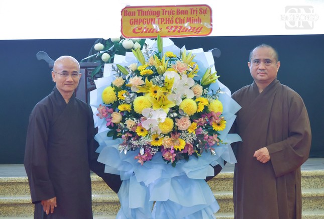 Thượng tọa Thích Thiện Quý trao tặng lẵng hoa chúc mừng của Ban Thường trực Ban Trị sự GHPGVN TP.HCM