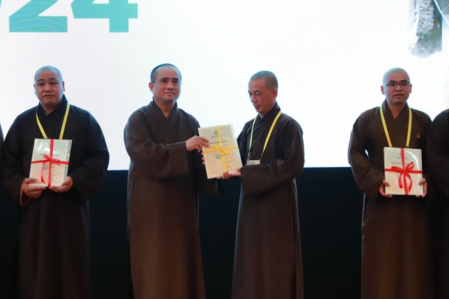 Thượng tọa Thích Tâm Hải trao Giấy chứng nhận hoàn thành Khóa bồi dưỡng thiết kế truyền thông năm 2024 đến các đơn vị Ban Thông tin - Truyền thông Phật giáo các quận, huyện - Ảnh: Trung Thắng