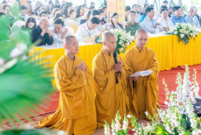 Đại đức Thích Bản Tính dâng lời phát nguyện Đại đức Thích Bản Tính dâng lời phát nguyện