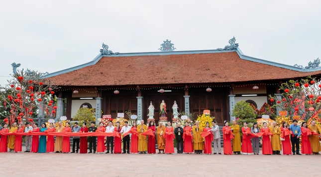 Cắt băng khánh thành giai đoạn 1 công trình xây dựng chùa Thạch Khê Cắt băng khánh thành giai đoạn 1 công trình xây dựng chùa Thạch Khê