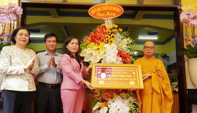 Lãnh đạo Q.3 chúc mừng Đại đức Thích Thiện Châu, tân trụ trì chùa Vạn Quốc (P.10, Q.3, TP.HCM) Lãnh đạo Q.3 chúc mừng Đại đức Thích Thiện Châu, tân trụ trì chùa Vạn Quốc (P.10, Q.3, TP.HCM)