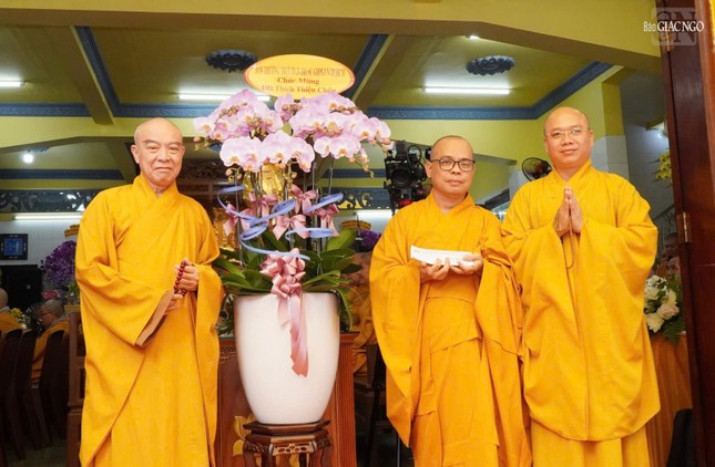Ban Thường trực Ban Trị sự GHPGVN TP.HCM tặng hoa chúc mừng Đại đức tân trụ trì chùa Vạn Quốc Ban Thường trực Ban Trị sự GHPGVN TP.HCM tặng hoa chúc mừng Đại đức tân trụ trì chùa Vạn Quốc