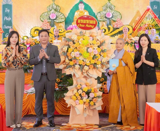 Ban Tôn giáo tỉnh Thanh Hóa tặng hoa chúc mừng Sư cô tân trụ trì chùa Linh Quang