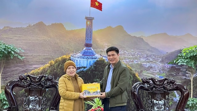 Ông Đỗ Quốc Hương, Phó Bí thư Huyện ủy, Chủ tịch UBND huyện Đồng Văn tặng quà đến phái đoàn