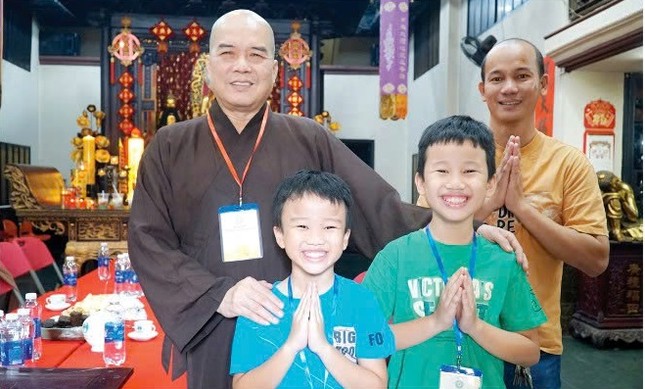 Hai anh em Mai Hồ Trung Dũng, Mai Hồ Trung Quý (tham dự hội thi tại chùa Vạn Phật, Q.5) lưu niệm bên Thượng tọa Thích Truyền Cường, Trưởng ban Trị sự GHPGVN Q.5, Trưởng ban Tổ chức Hội thi giáo lý tại Ban Trị sự GHPGVN Q.5 Hai anh em Mai Hồ Trung Dũng, Mai Hồ Trung Quý (tham dự hội thi tại chùa Vạn Phật, Q.5) lưu niệm bên Thượng tọa Thích Truyền Cường, Trưởng ban Trị sự GHPGVN Q.5, Trưởng ban Tổ chức Hội thi giáo lý tại Ban Trị sự GHPGVN Q.5