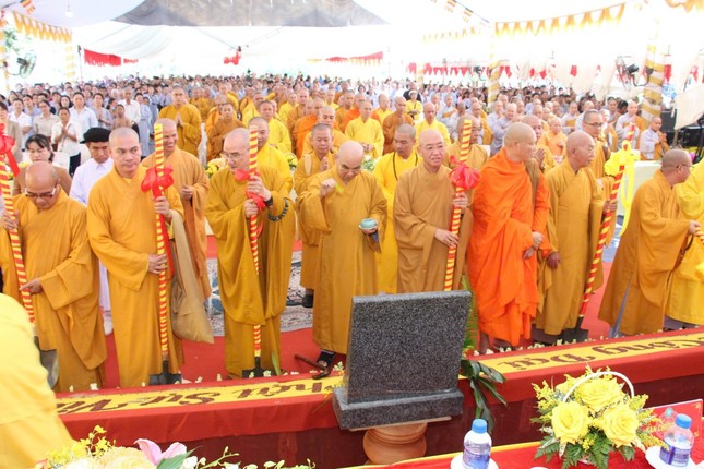 Chư tôn đức cử hành nghi thức sái tịnh, chính thức khởi công xây dựng chánh điện chùa Pháp Hoa Chư tôn đức cử hành nghi thức sái tịnh, chính thức khởi công xây dựng chánh điện chùa Pháp Hoa