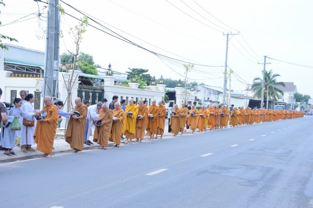Chư Tăng trì bình khất thực Chư Tăng trì bình khất thực