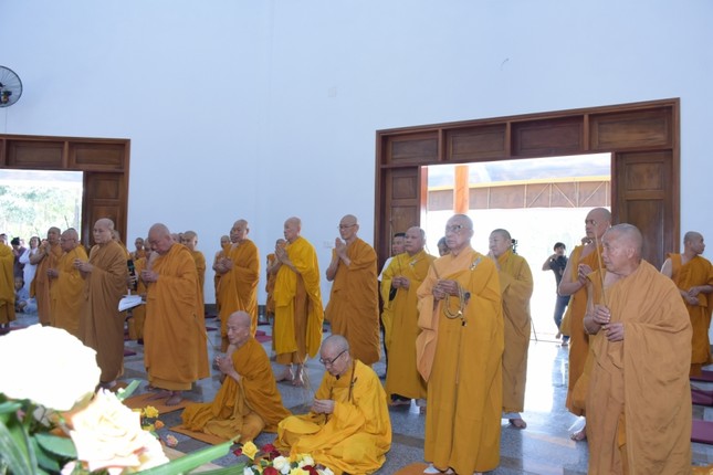 Chư tôn đức niêm hương Chư tôn đức niêm hương