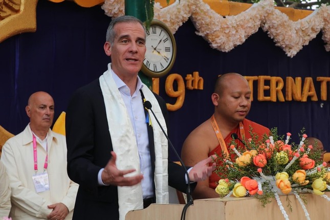 Ông Eric Garcetti phát biểu ca ngợi pháp hội trùng tụng kinh Pali đã gắn kết cộng đồng Phật giáo quốc tế trên tinh thần đoàn kết và hòa hợp