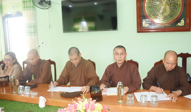 Chư tôn đức tham dự cuộc họp