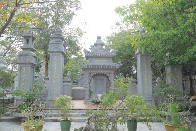 Bảo tháp Trưởng lão Hòa thượng Thích Hưng Dụng trong khuôn viên tổ đình Kim Tiên - cố đô Huế