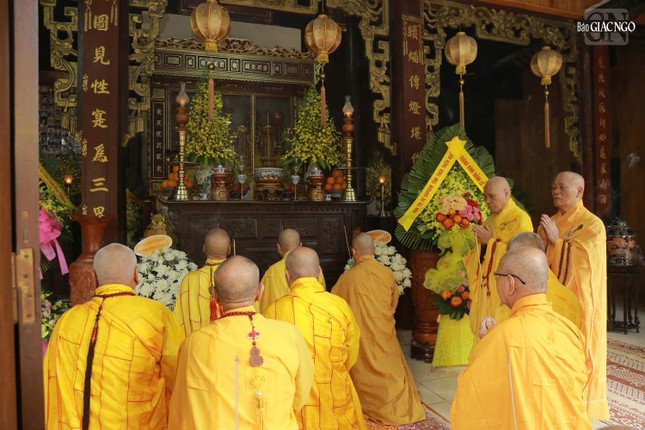 Chư tôn đức dâng hương tưởng niệm