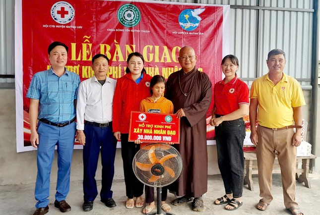 Chư Tăng chùa Đông Yên trao hỗ trợ 30 triệu đồng xây dựng nhà Nhân đạo cho chị Hồ Thị Thuyết