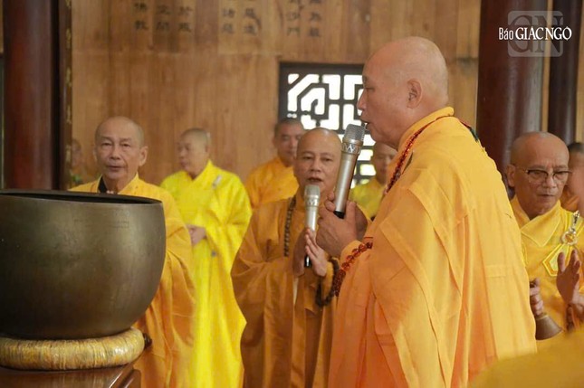 Hòa thượng sám chủ cử hành khóa lễ cúng ngọ