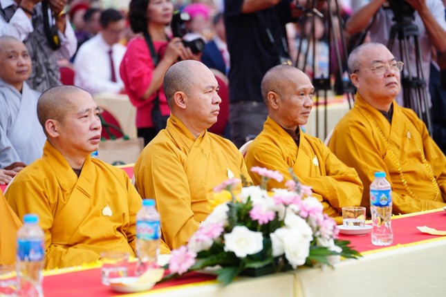 Chư tôn đức tham dự buổi lễ Chư tôn đức tham dự buổi lễ