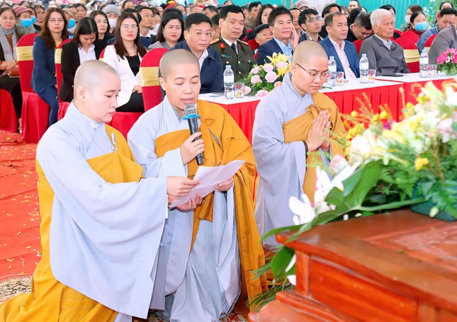 Sư cô Thích nữ Tịnh Nhãn dâng lời phát nguyện