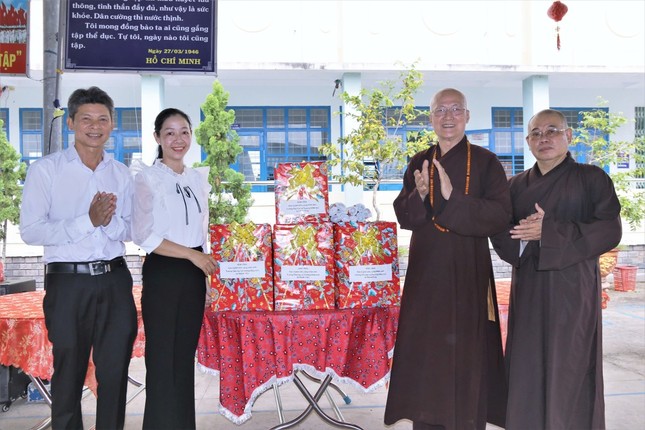 Trao quà đến tập thể cán bộ, giáo viên, công nhân viên nhà trường Trao quà đến tập thể cán bộ, giáo viên, công nhân viên nhà trường