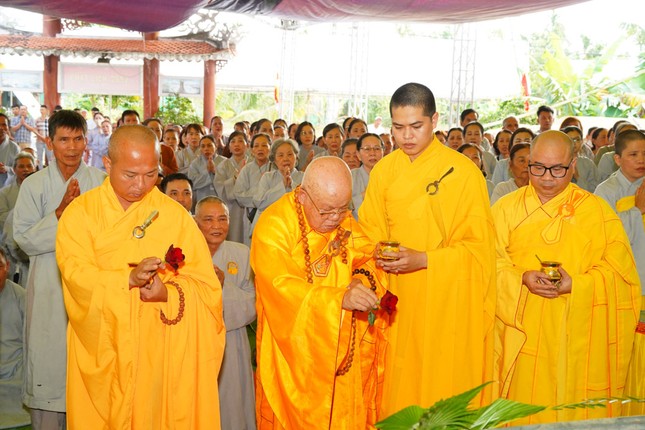 Chư tôn đức cử hành nghi thức sái tịnh Chư tôn đức cử hành nghi thức sái tịnh