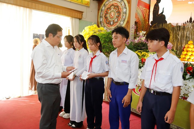 Phó Giám đốc Sở Giáo dục - Đào tạo tỉnh Tiền Giang trao học bổng cho các em học sinh Phó Giám đốc Sở Giáo dục - Đào tạo tỉnh Tiền Giang trao học bổng cho các em học sinh