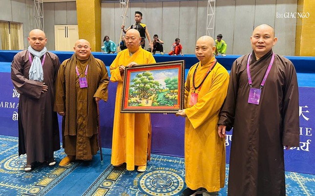 Đoàn GHPGVN tặng quà lưu niệm đến Hòa thượng Ấn Thuận, Phó Chủ tịch Hiệp hội Phật giáo Trung Quốc, Trưởng ban Tổ chức Hội nghị Đoàn GHPGVN tặng quà lưu niệm đến Hòa thượng Ấn Thuận, Phó Chủ tịch Hiệp hội Phật giáo Trung Quốc, Trưởng ban Tổ chức Hội nghị