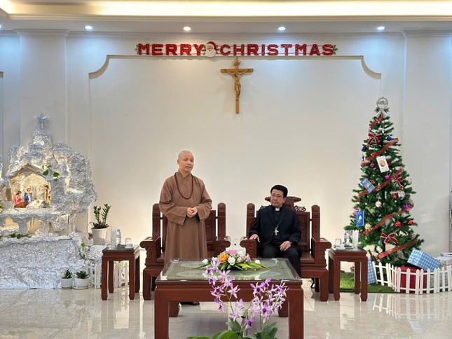 Thượng tọa Thích Minh Quang phát biểu chúc mừng Giáng sinh đến các vị Giám mục, linh mục, tu sĩ, chức sắc tôn giáo và bà con giáo dân