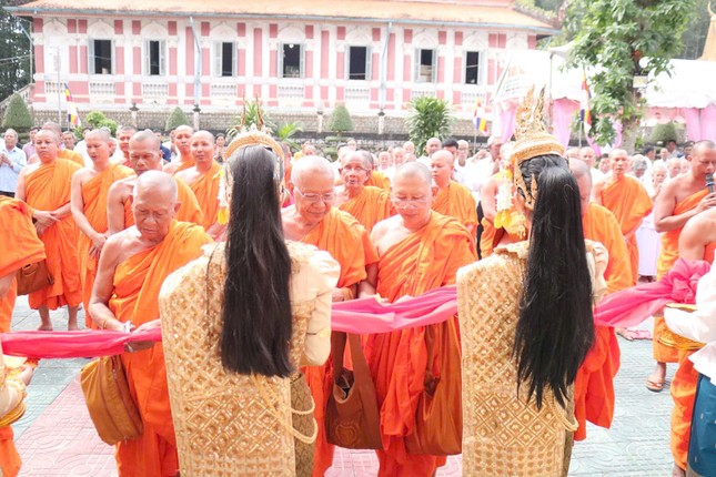 Cắt băng khánh thành Trường Phật học chùa Chông Mê So Thmây