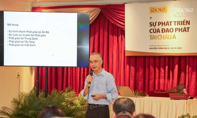 Tiến sĩ Nguyễn Tường Bách thuyết trình